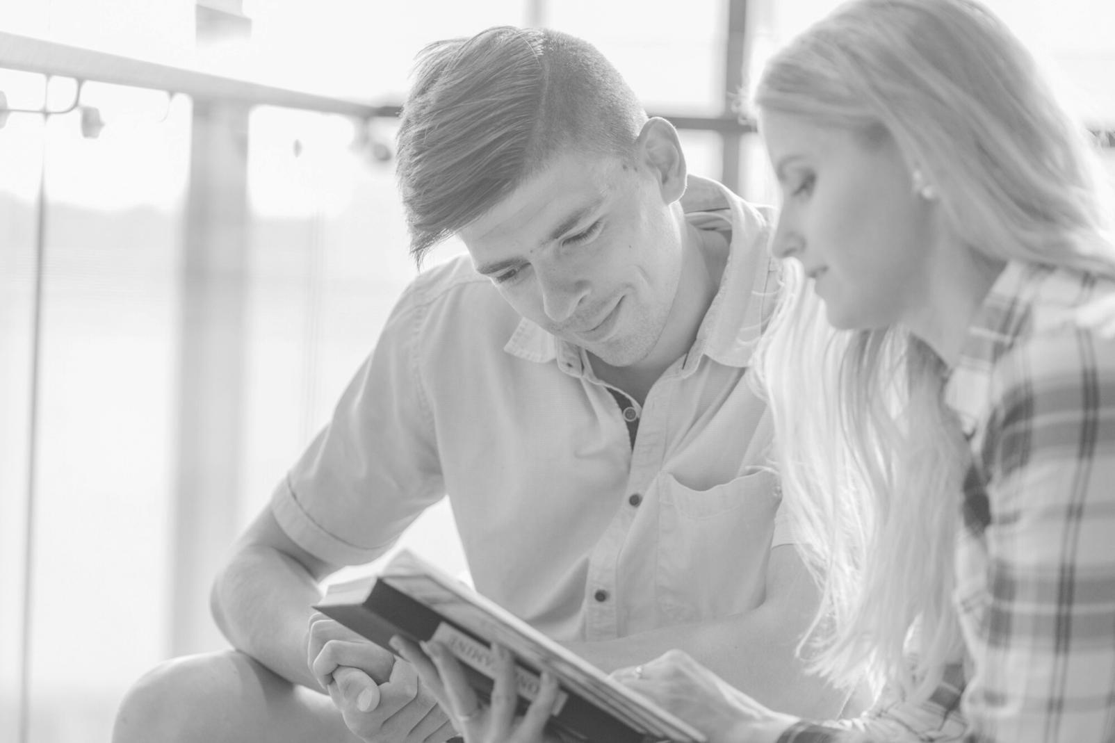 Profesional trabajando con análisis financiero en su escritorio