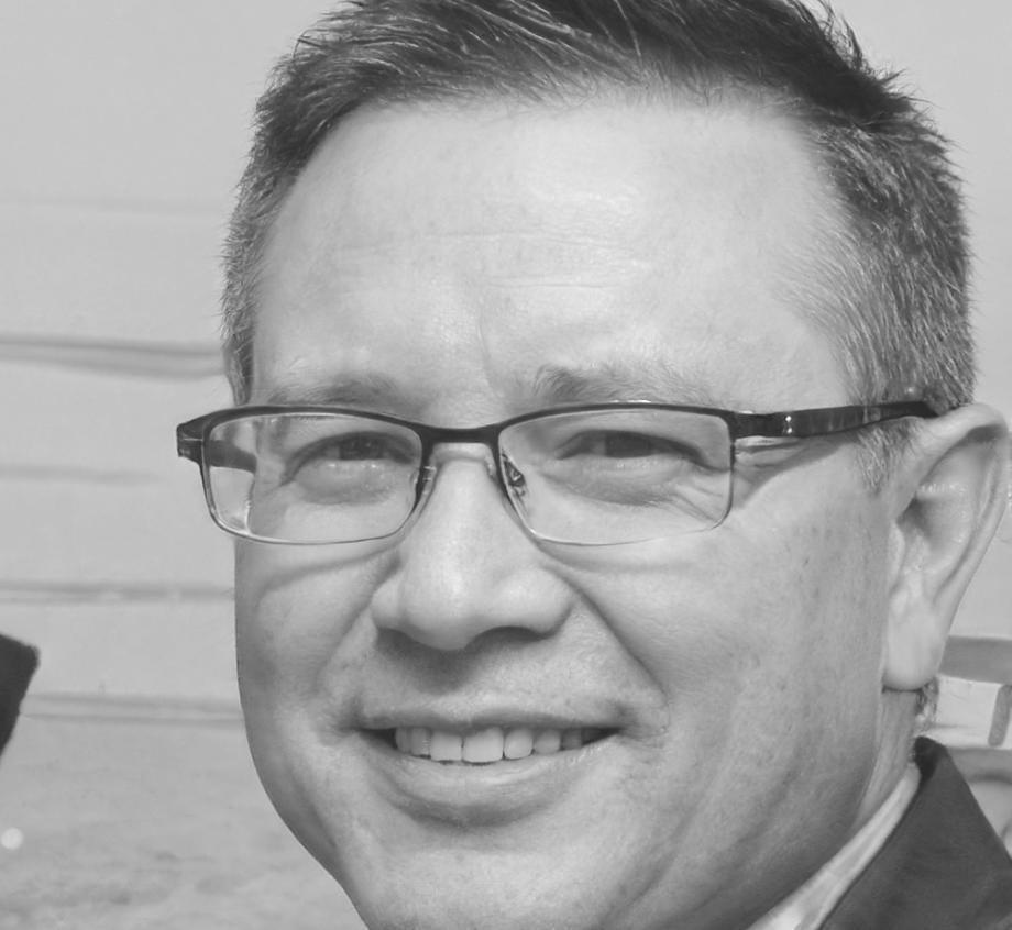 Retrato profesional de Carlos Mendoza